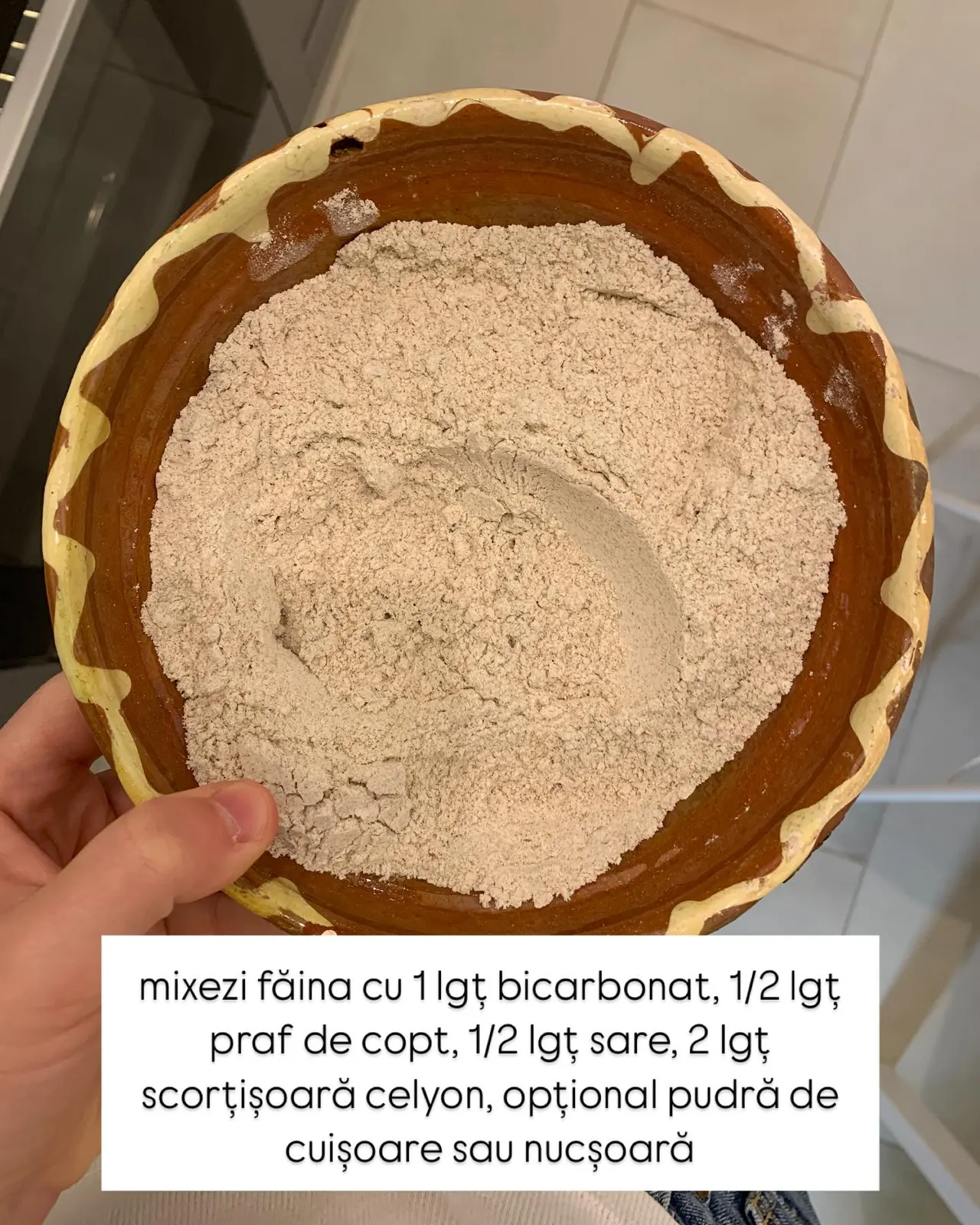 mixezi făina cu 1 lgț bicarbonat, 1/2 lgț