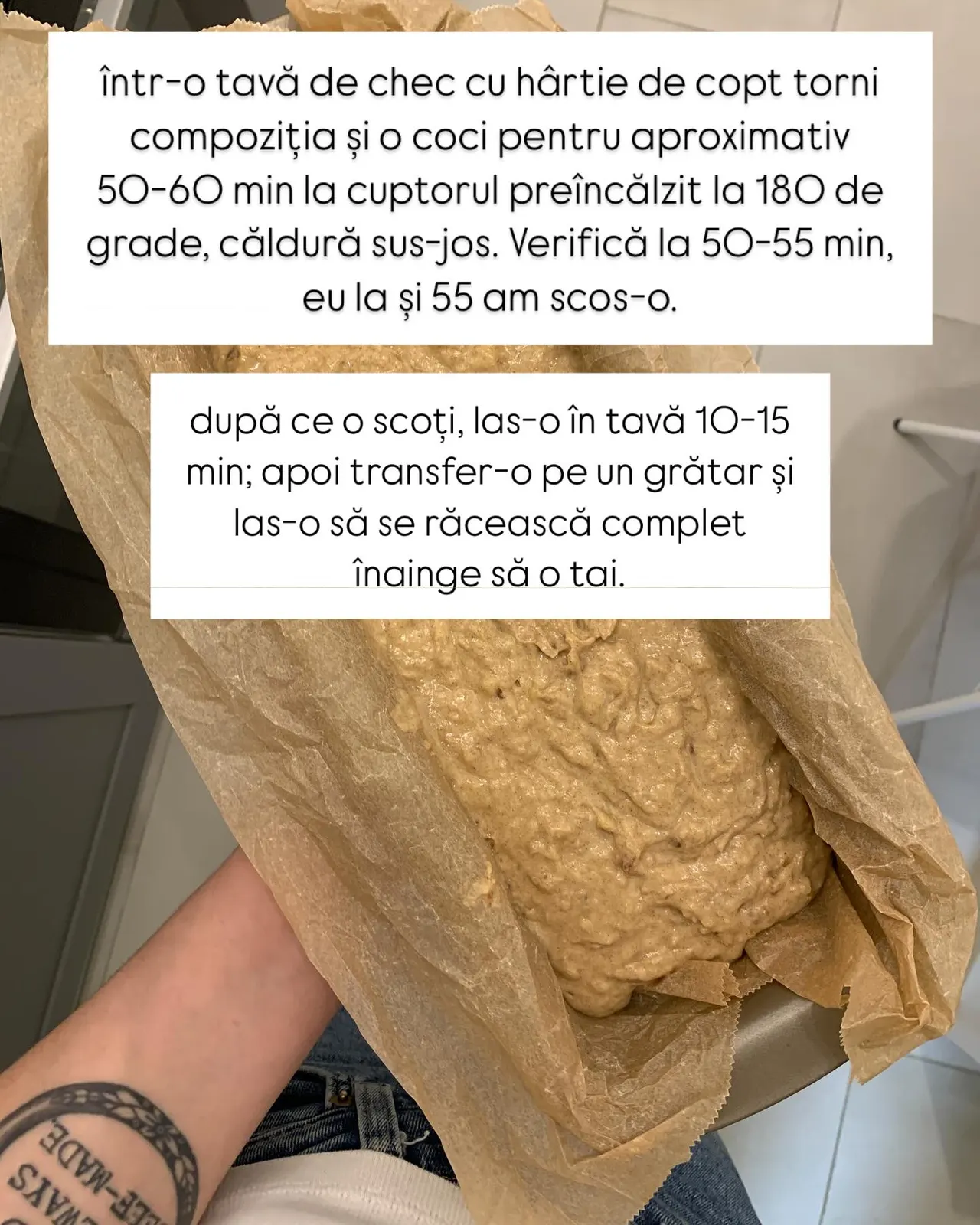 într-o tava de chec cu hârtie de copt torni
