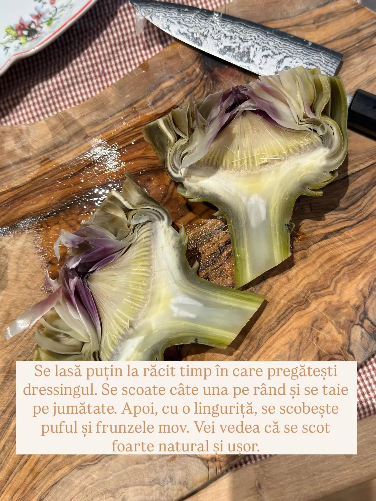Se lasă puțin la răcit timp în care pregătești