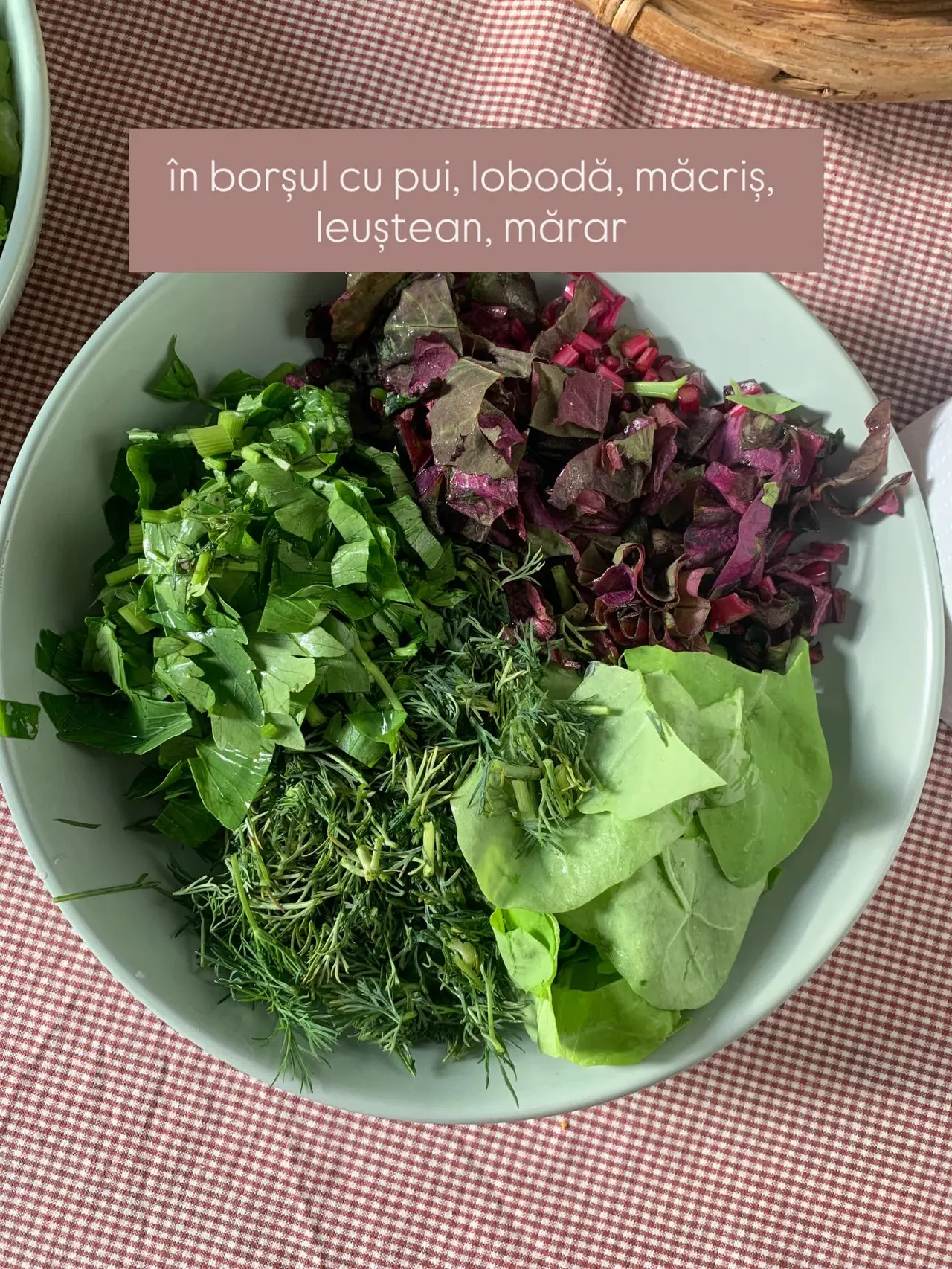 în borşul cu pui, lobodă, măcriş,