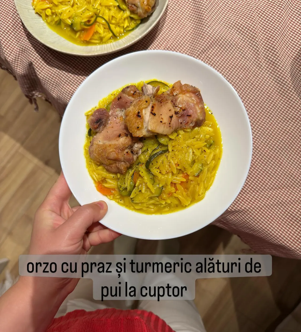 orzo cu praz și turmeric alături de