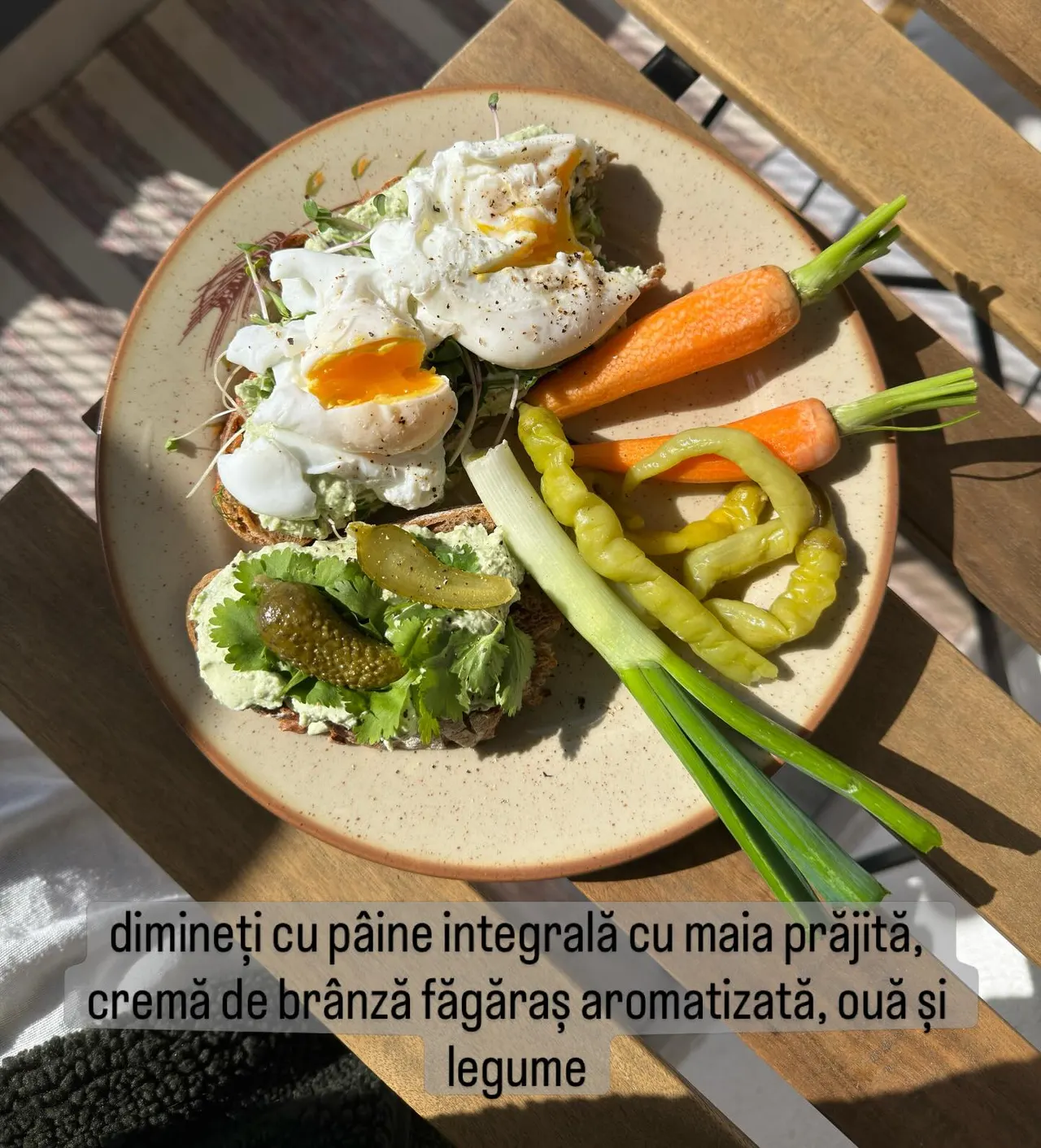 dimineți cu pâine integrală cu maia prăjită,