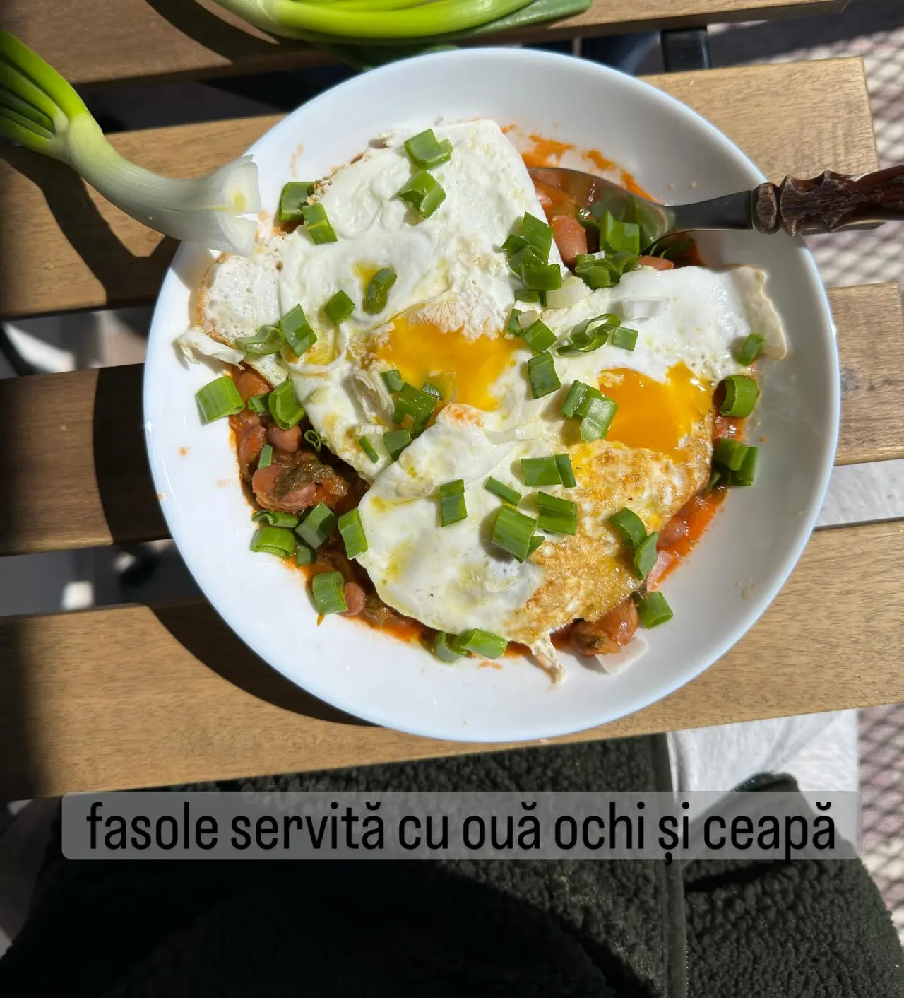 fasole servită cu ouă ochi și ceapă