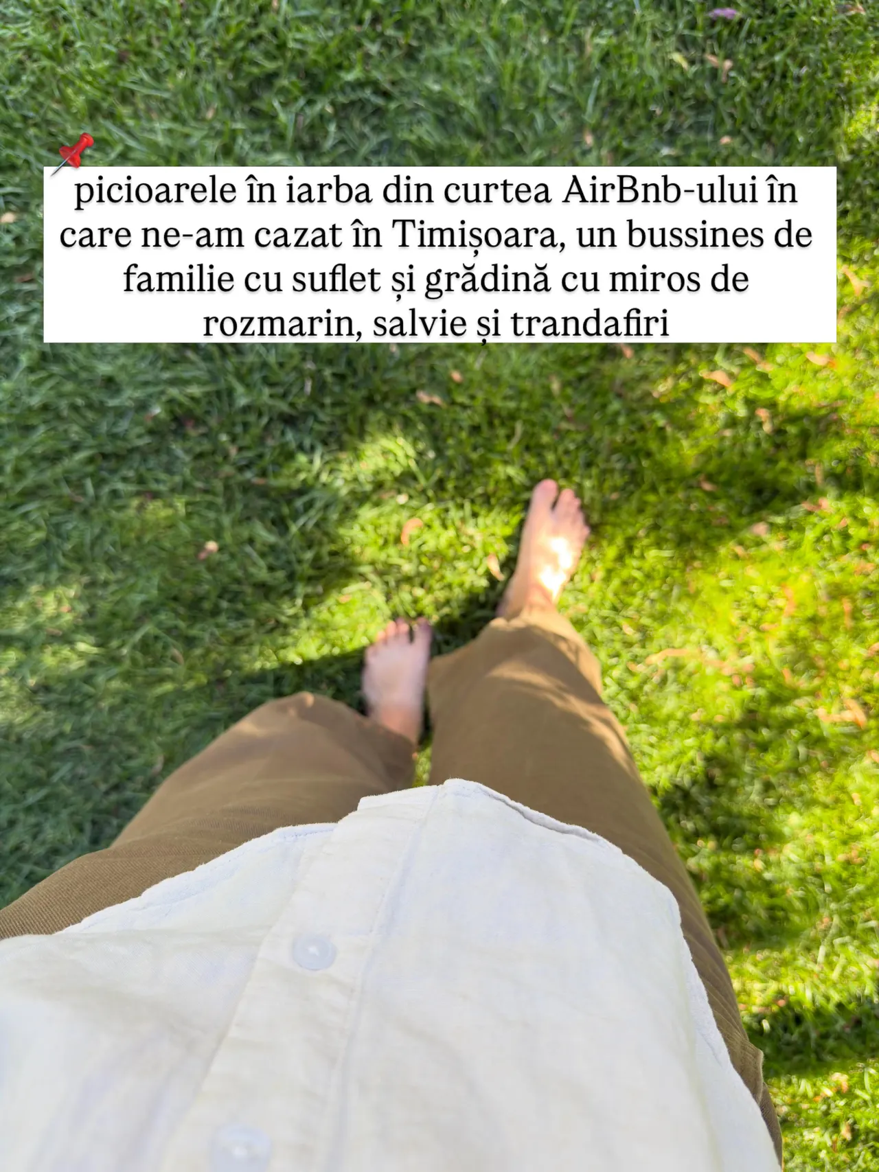 picioarele în iarba din curtea AirBnb-ului în