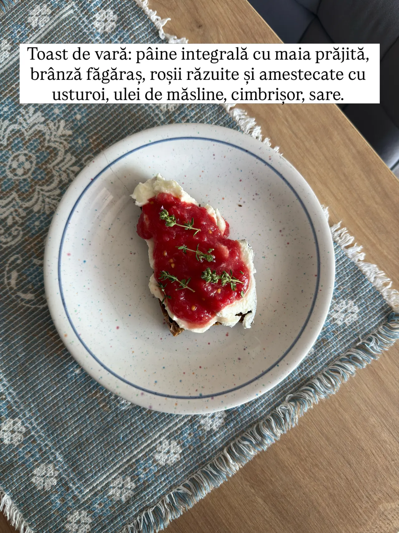 Toast de vară: pâine integrală cu maia prăjită,