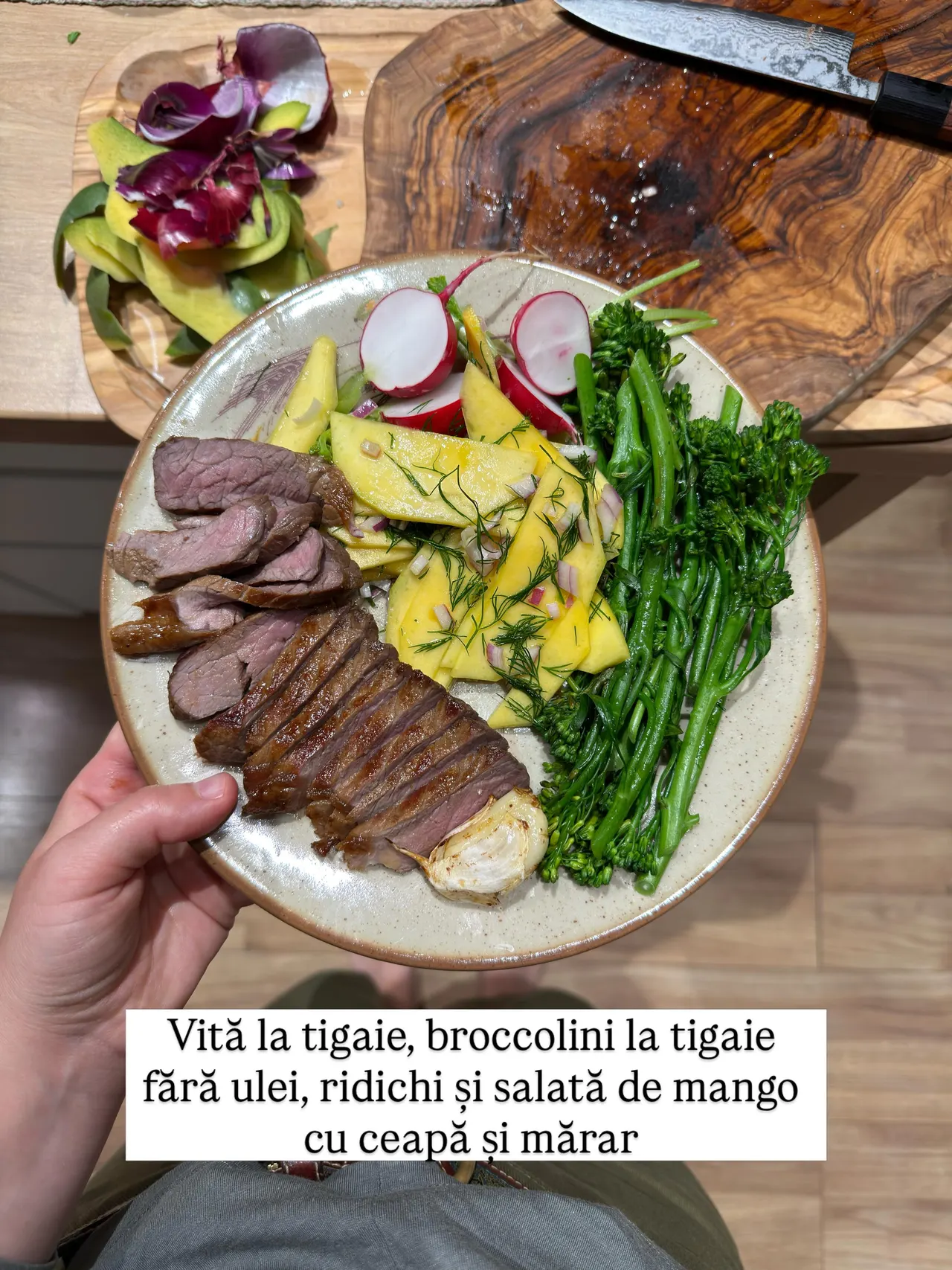 Vită la tigaie, broccolini la tigaie