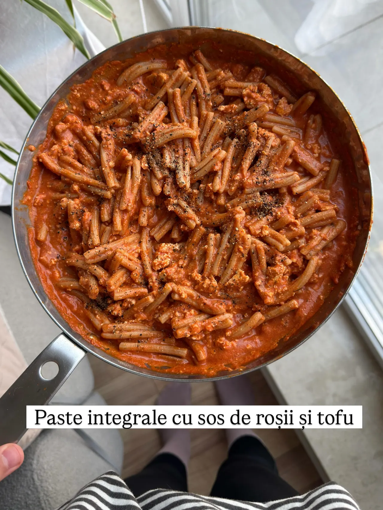 Paste integrale cu sos de roșii și tofu