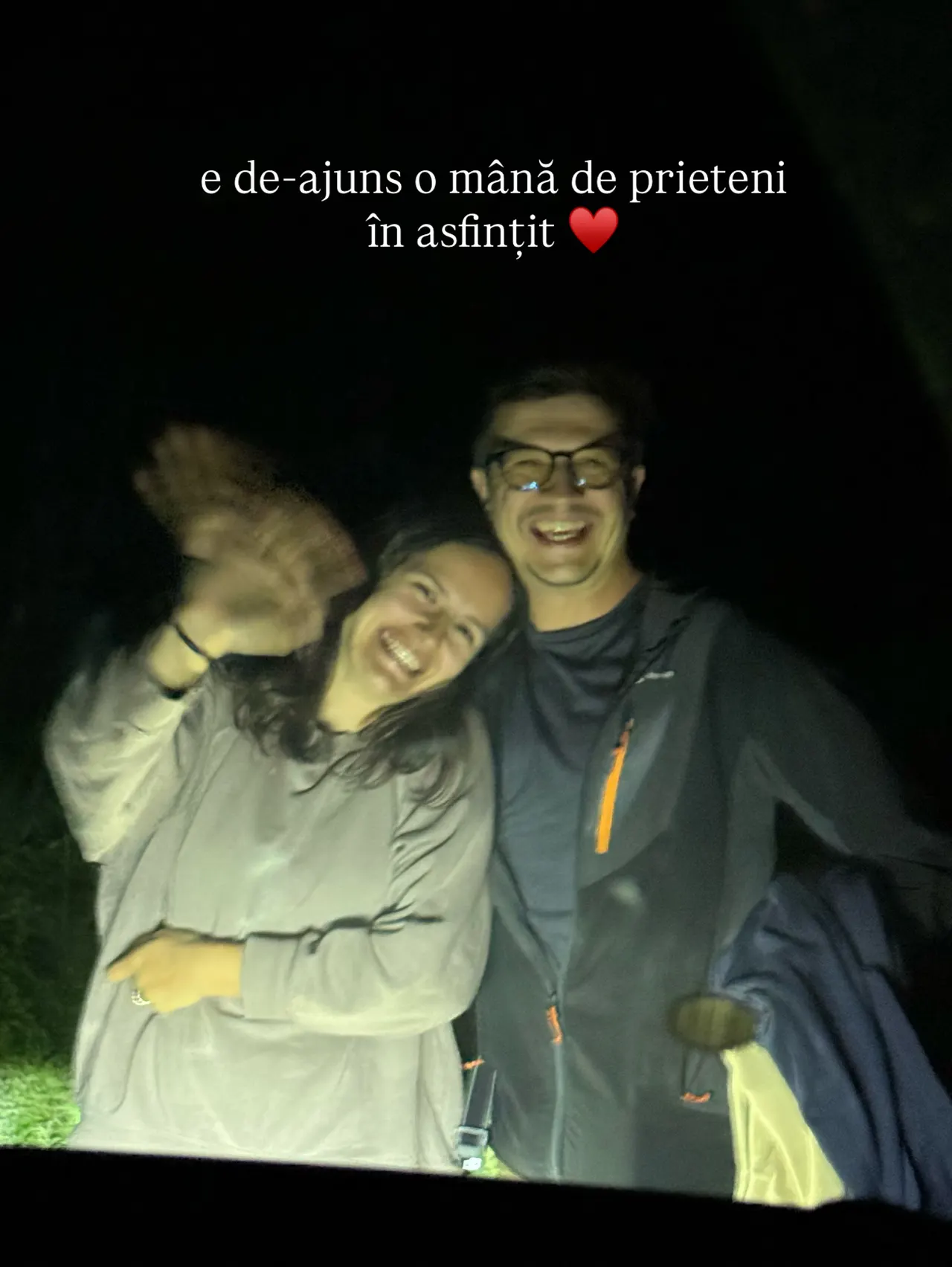 e de-ajuns o mână de prieteni