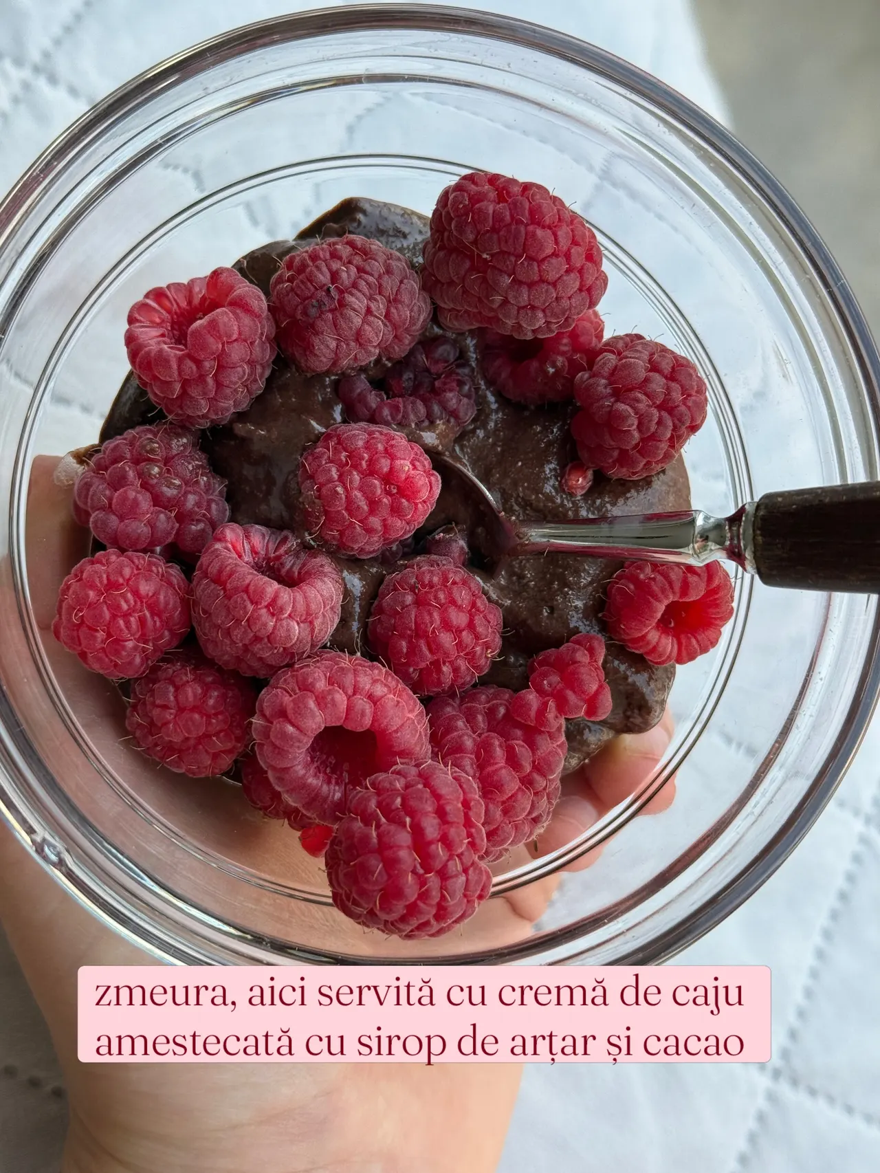 zmeura, aici servită cu cremă de caju