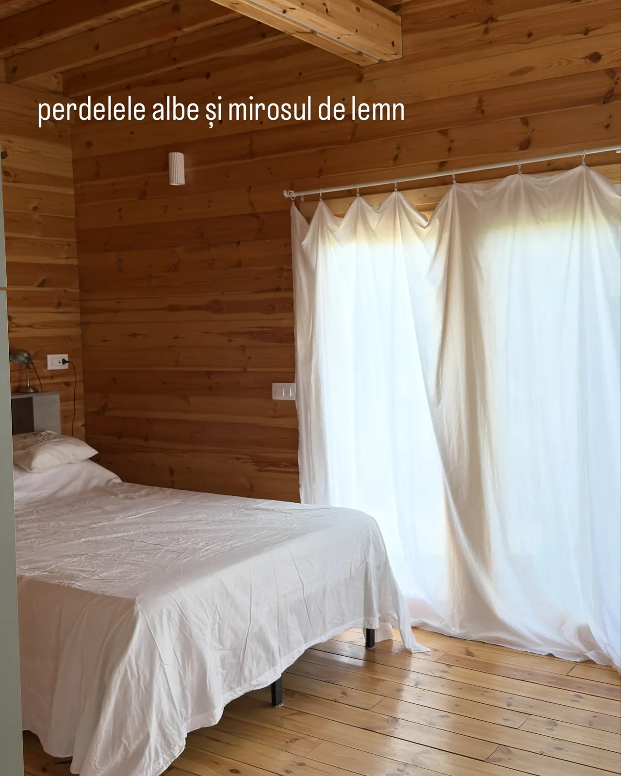 perdelele albe și mirosul de lemn