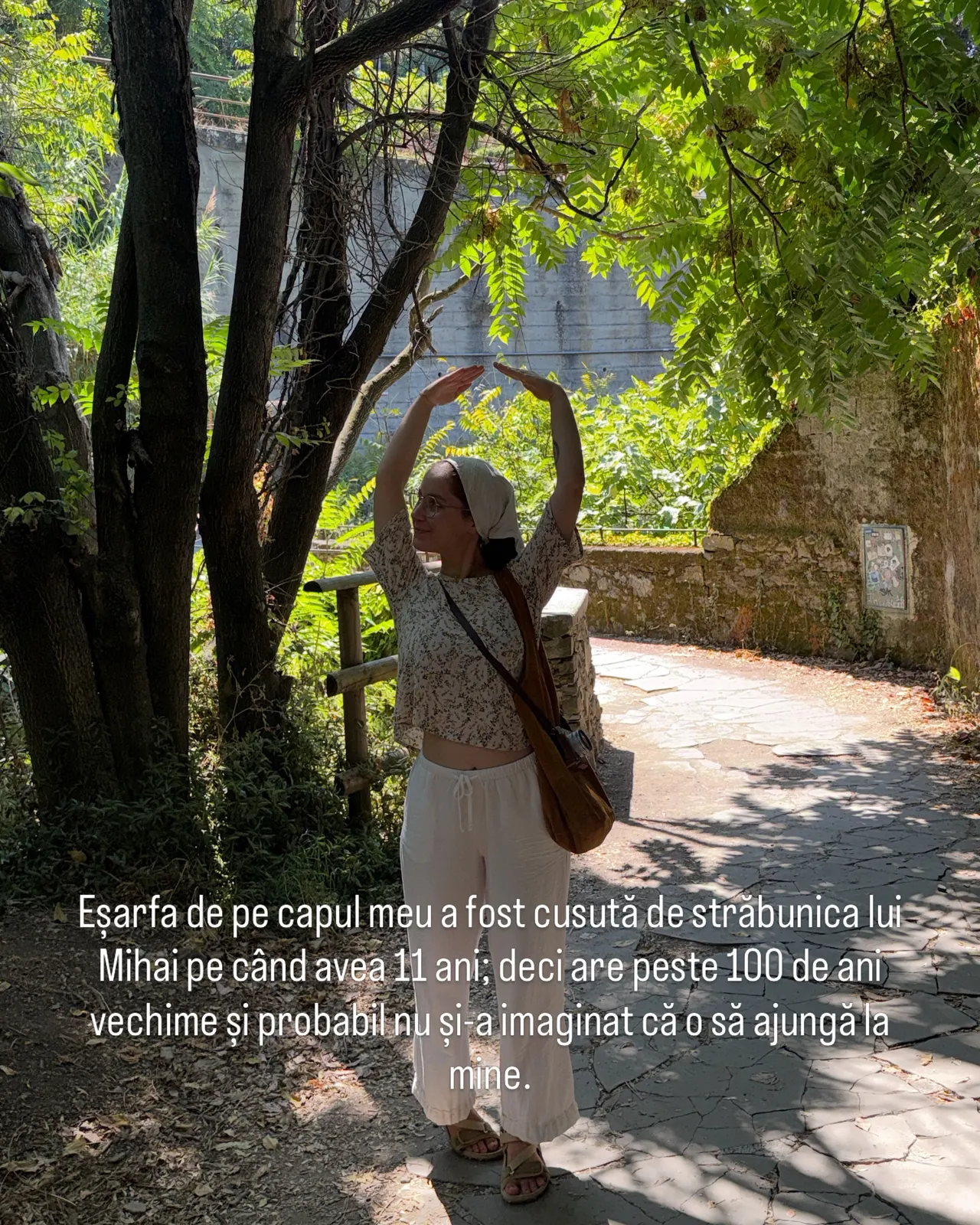 Eșarfa de pe capul meu a fost cusută de străbunica lui:
