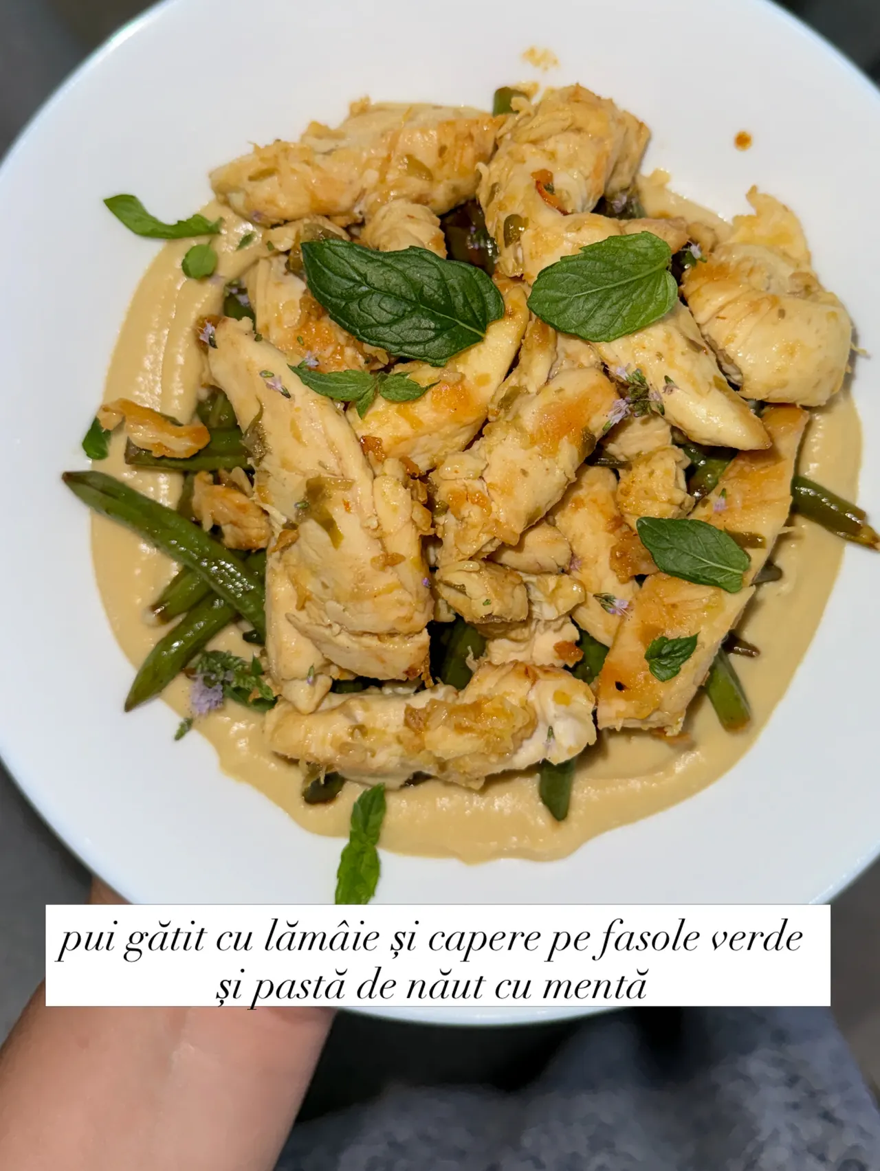 pui gătit cu lămâie și capere pe fasole verde
