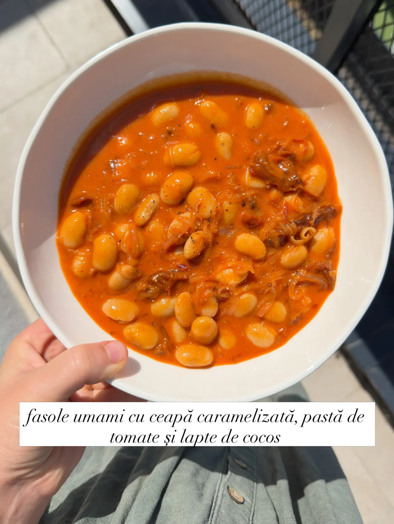 fasole umami cu ceapă caramelizată, pastă de